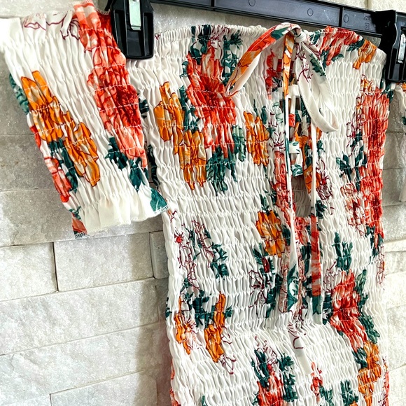 Off the Shoulder Shirred / Ruched Lace Front Floral Top - Picture 6 of 7